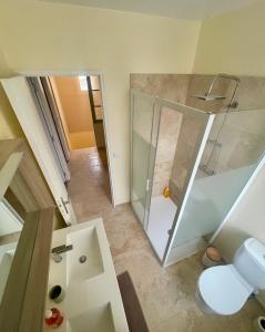 Maison 4 chambres pour 7 personnes max, terrasse, jardin, entièrement rénovée, clim réversible, WiFi, parking, cuisine équipée, à 5 min dAvignon Intra-Muros en Tramway