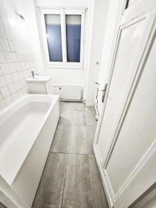 Parking privé, appartement rénové accès jardin