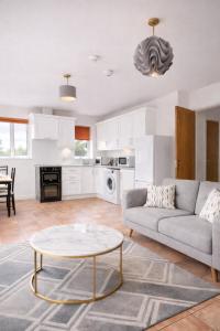 Cozy Ballintemple Pad, 2BR Near City with Parking