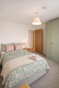 Cozy Ballintemple Pad, 2BR Near City with Parking