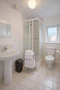 Cozy Ballintemple Pad, 2BR Near City with Parking