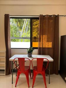 Apt with LUX Bathroom & Functional Workspace