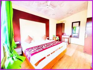 Hotel Saanidhya Blue Moon Palace Inn Near Bhimtal Lake- Wifi - Room Service - Parking Facilities - Velly view Hotel