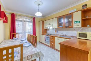 Vibrant Family Apartment for 7 with Balcony