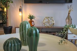 Safari Luxe 3 Bedroom Designer Condo Near Downtown