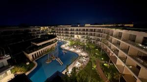 Stylish Playacar Condo with Balcony & Pool