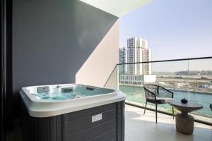 Trillionaire Bayhouse One- Private Jacuzzi, Sauna, pool and gym