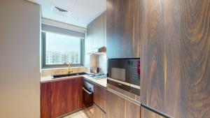 Vacationer Holiday Homes l Elegant 1 Bed l Next to Metro l Near Mall