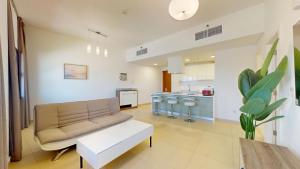 Vacationer Holiday Homes l Cozy 1 Bed l Jumeirah Golf Estate l Free Pool, Gym