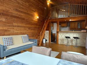 Duplex Chalet style private yard 150m to RER