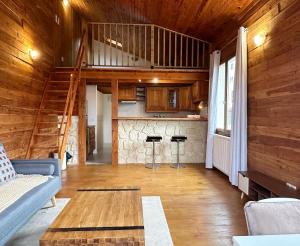 Duplex Chalet style private yard 150m to RER