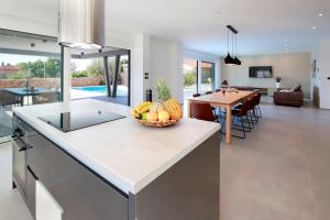 Luxury Villa Lanterna heated pool jacuzzi