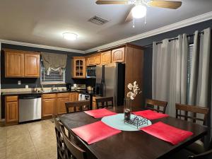 Modern 2 BR near shops, WD fast WiFI 2000mbps 10 min to beach