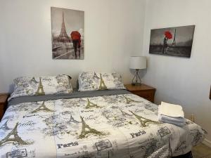 Modern 2 BR near shops, WD fast WiFI 2000mbps 10 min to beach