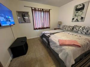 Modern 2 BR near shops, WD fast WiFI 2000mbps 10 min to beach