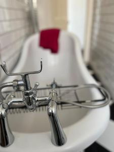 Spacious victorian 3 bedroom apartment