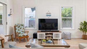 Shoal Bay Beach House & Garden Suite - 200m to iconic beach