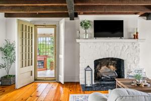 Downingtown Manor - 1900s Farmhouse with Creek Views