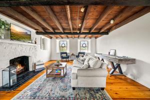 Downingtown Manor - 1900s Farmhouse with Creek Views