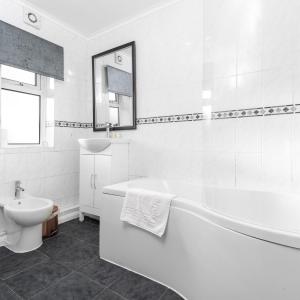 Charming 3 Bed House - Garden - Parking - Wi-Fi Netflix 83BMH