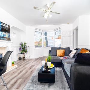 Charming 3 Bed House - Garden - Parking - Wi-Fi Netflix 83BMH