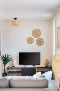 NEW! 2 bed apartment, AC, parking, balcony, near the river