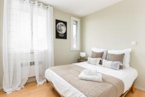 NEW! 2 bed apartment, AC, parking, balcony, near the river