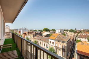 NEW! 2 bed apartment, AC, parking, balcony, near the river