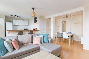 NEW! 2 bed apartment, AC, parking, balcony, near the river