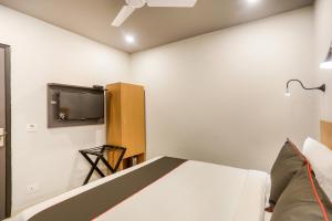 Collection O Le Noida Hotel Near Sector 76 Metro Station