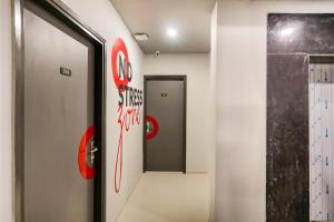 Collection O Le Noida Hotel Near Sector 76 Metro Station