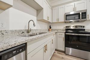 Relaxing 2BR Home w Contemporary Style