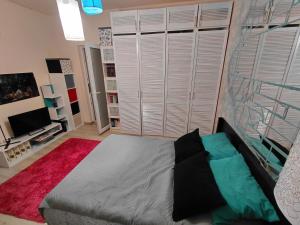 Artsy entire House, fully equipped, 2 rooms, 2 beds, parking,to yourself!