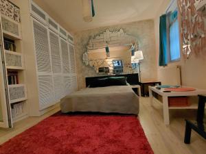 Artsy entire House, fully equipped, 2 rooms, 2 beds, parking,to yourself!