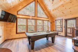 Brand New Cabin Close to Dollywood Hot Tub Fire Place
