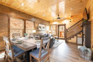 Brand New Cabin Close to Dollywood Hot Tub Fire Place