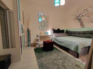 Artsy entire House, fully equipped, 2 rooms, 2 beds, parking,to yourself!