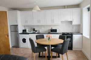 Quiet 2-Bed Suburb Stay, Free Parking & Near City