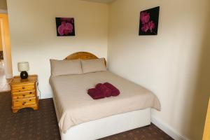 Quiet 2-Bed Suburb Stay, Free Parking & Near City