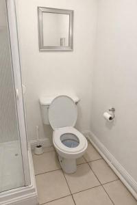 Quiet 2-Bed Suburb Stay, Free Parking & Near City