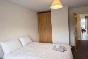 Quiet 2-Bed Suburb Stay, Free Parking & Near City