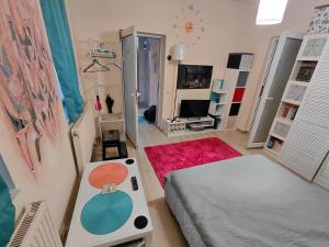 Artsy entire House, fully equipped, 2 rooms, 2 beds, parking,to yourself!