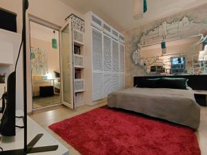 Artsy entire House, fully equipped, 2 rooms, 2 beds, parking,to yourself!