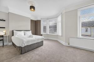 NEW! 5BR Home near City Centre with Garden