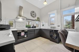 NEW! 5BR Home near City Centre with Garden