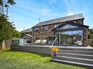 4 Bed in Poughill 89355