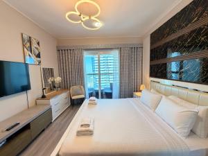 Panoramic Fireworks Views with Palm Jumeirah Bluewaters and Ain dubai View