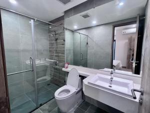 Sunny flower-filled green apartment with Netflix