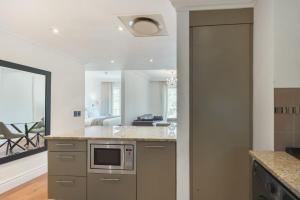 Opulent Green Point Getaway