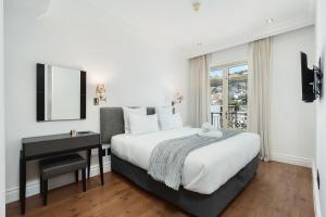 Opulent Green Point Getaway